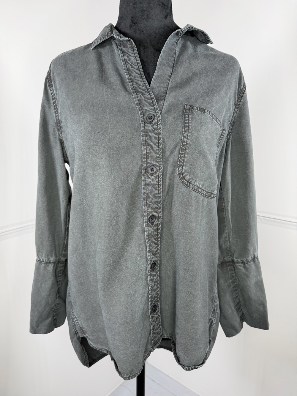 Cloth & Stone Anthropologie Tencel Button Front Chambray Shirt Gray Size Small